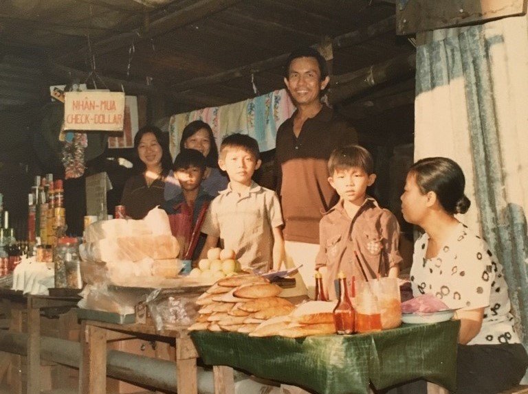 The Huong Lan family at the original bánh mì stand